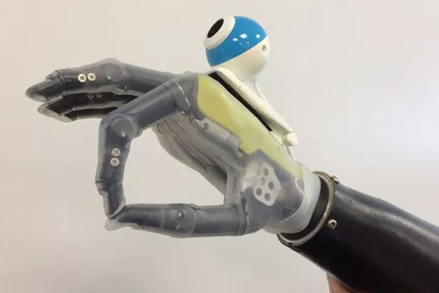 prosthetic hand sees whats in front of it